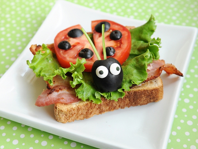 DIY Ladybug Sandwich-15 Fun Sandwich Ideas for Kids